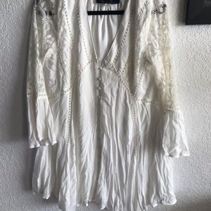 White button dress with lace sleeves
